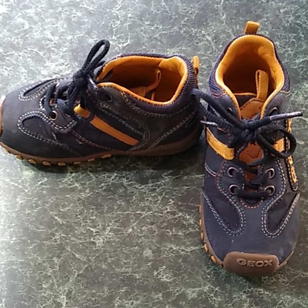 GUC GeoX toddler shoes. Size 6